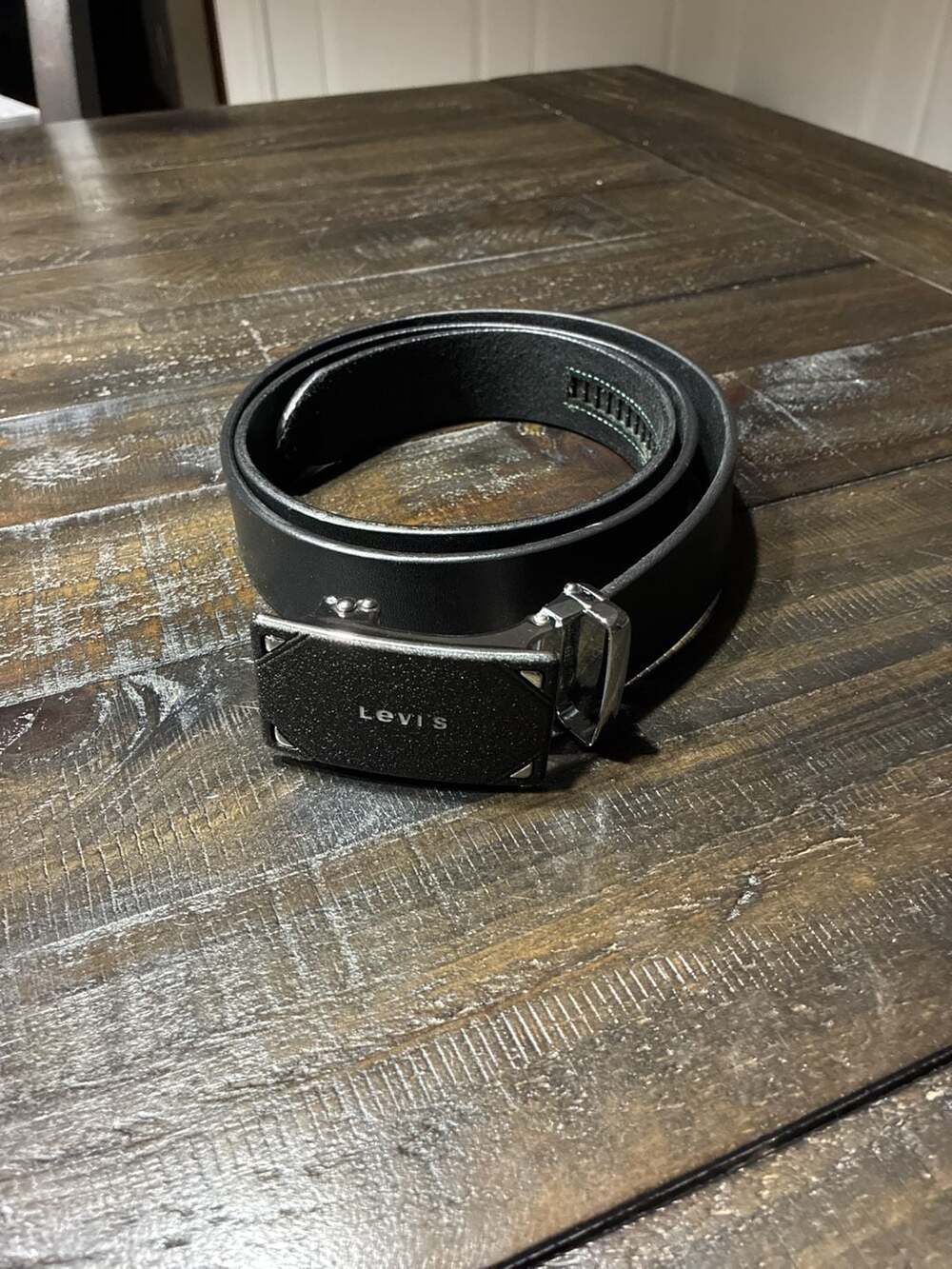 Levi's Men's Black Leather Ratchet Belt with Logo Buckle